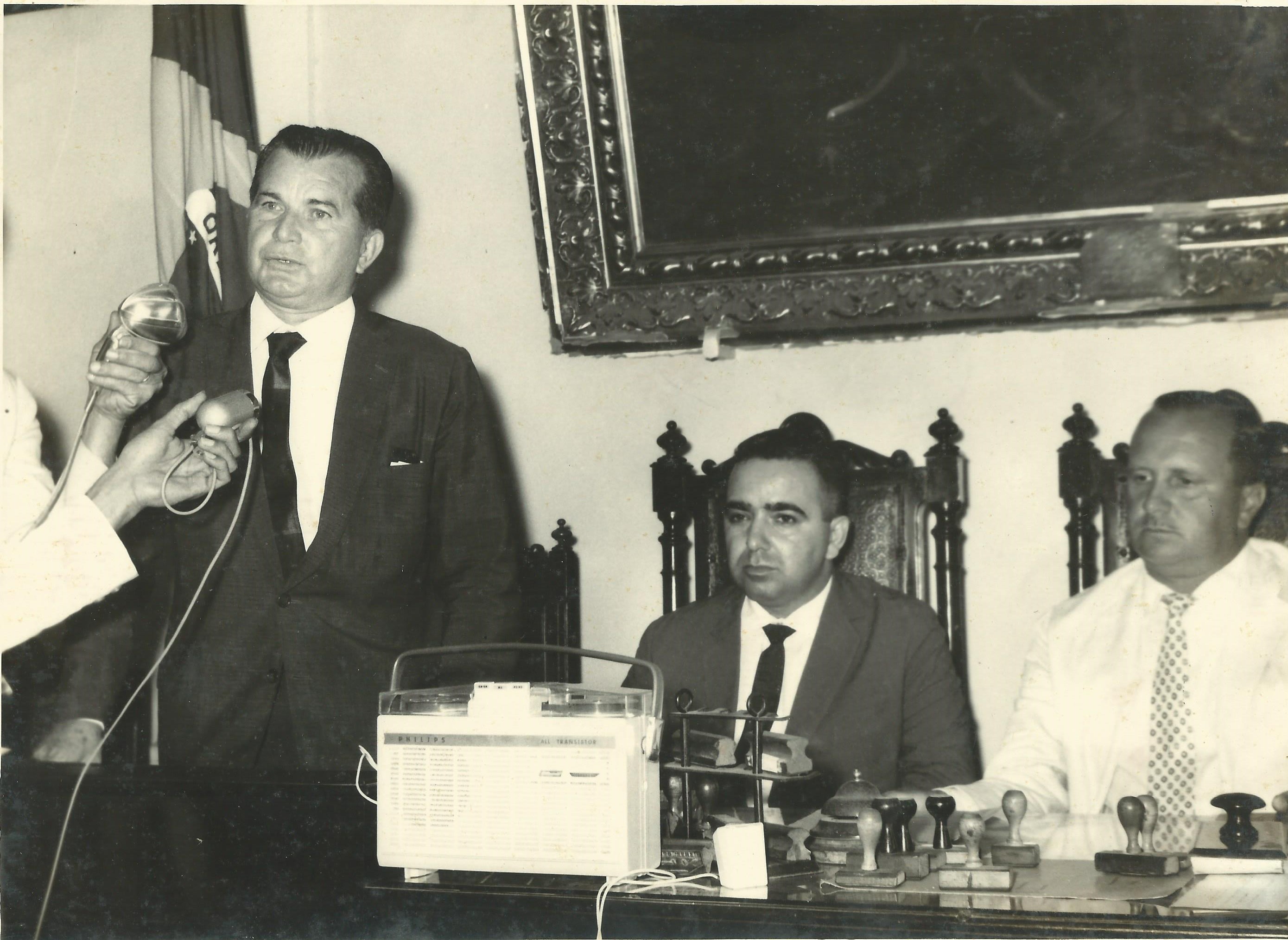 Com a palavra, Deputado Ordenê Veloso, ao Centro Carlos Peçanha e a sua direita, Presidente Severino Veloso
